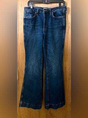 Wrangler Retro Women's Blue Flare Jeans. Tag 30x32. Actual measurements 32x31.